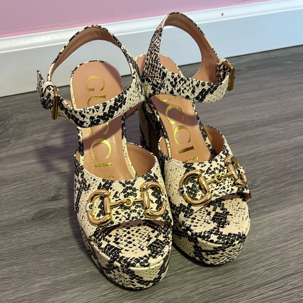 Gucci Cream and Black Heels with Snakeskin Pattern